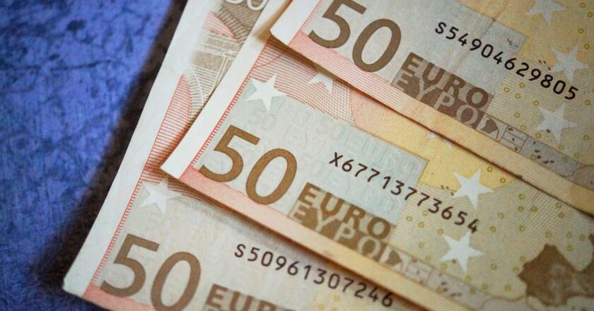 Drei Fünfzig-Euro-Scheine liegen aufgefächert auf einem Tisch.