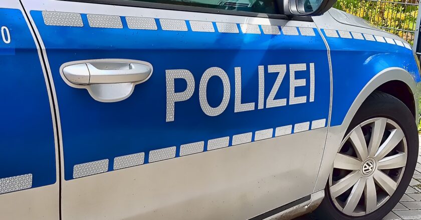 Die Tür eines Polizeiautos in Nahaufnahme inklusive Schriftzug POLIZEI.