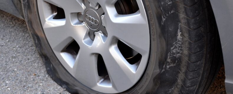Platter Reifen eines Autos in Großaufnahme.