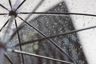 Ein nasser Regenschirm in Nahaufnahme.