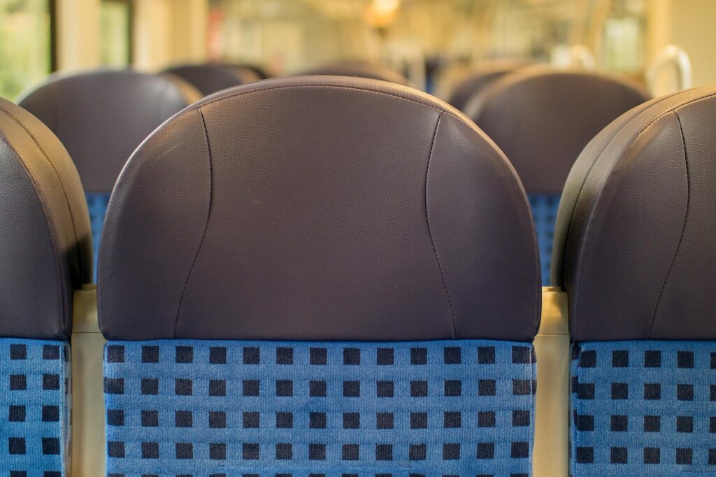 Leere Sitzplätze in einem Zug der Deutschen Bahn