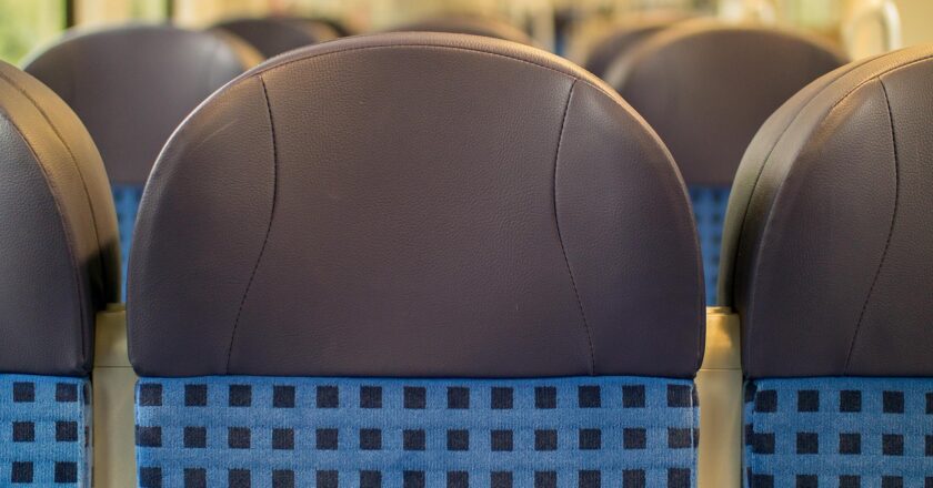 Leere Sitzplätze in einem Zug der Deutschen Bahn