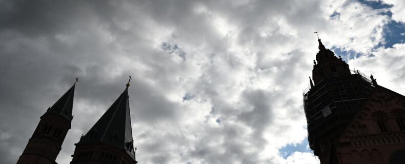 Wolken ziehen über den Mainzer Dom hinweg.