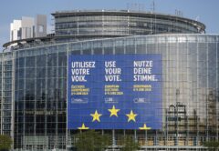 Ein riesiges Banner wird am EU-Parlament für die Europawahlen.