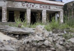 Ein durch die Ahrtahl-Flut zerstörtes Gebäude auf dem "Café Lang" steht.