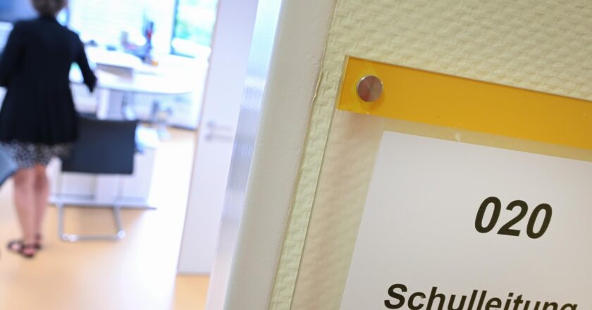 "Schulleitung" steht auf einem Schild an einer Bürotür.