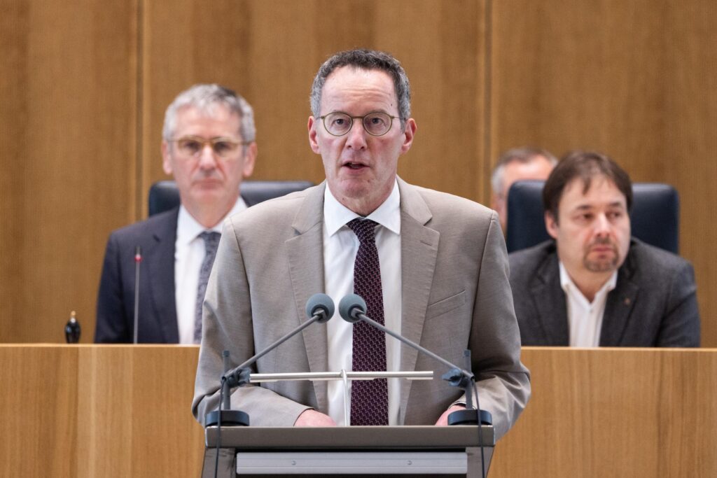 Michael Ebling (SPD), Innenminister von Rheinland-Pfalz, spricht während der Sitzung des Landtags.