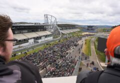 Der Nürburgring gefüllt mit hunderten Motorradfahrern.