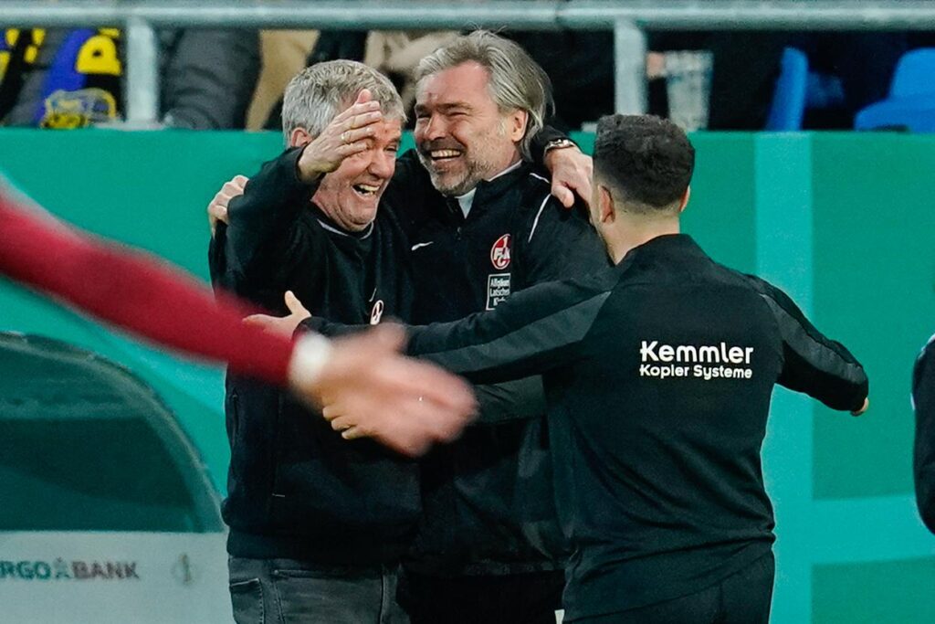 Das Trainerteam des 1. FC Kaiserslautern jubelt.