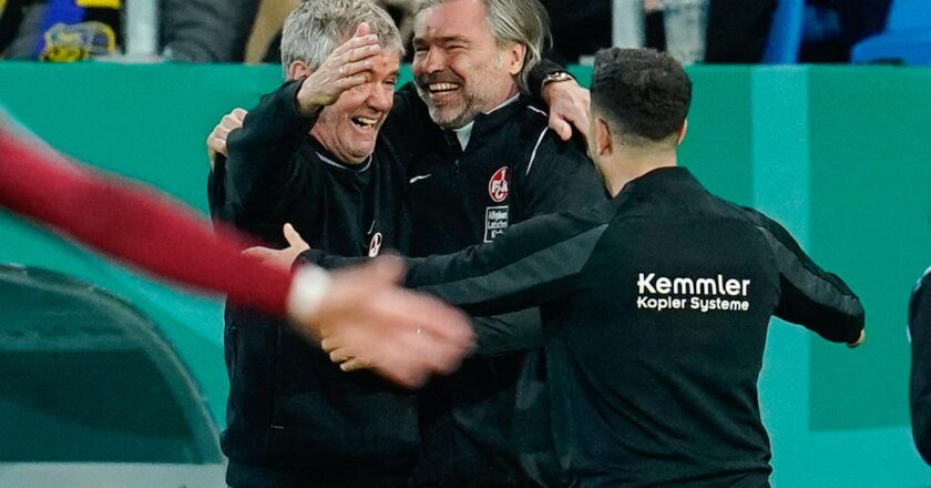 Das Trainerteam des 1. FC Kaiserslautern jubelt.