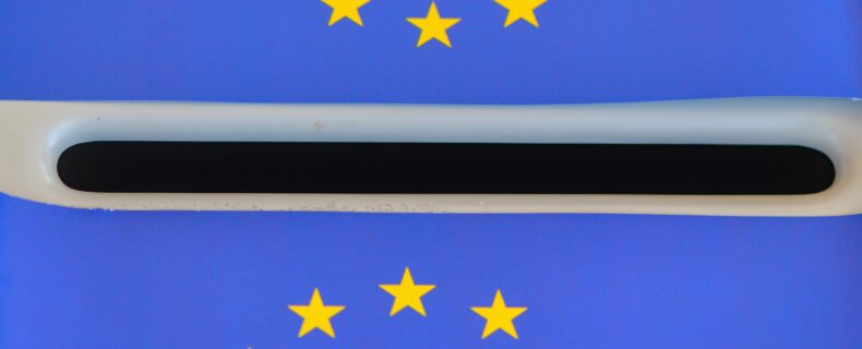 Draufsicht einer Wahlurne mit dem Logo der Europäischen Union.