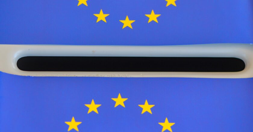 Draufsicht einer Wahlurne mit dem Logo der Europäischen Union.