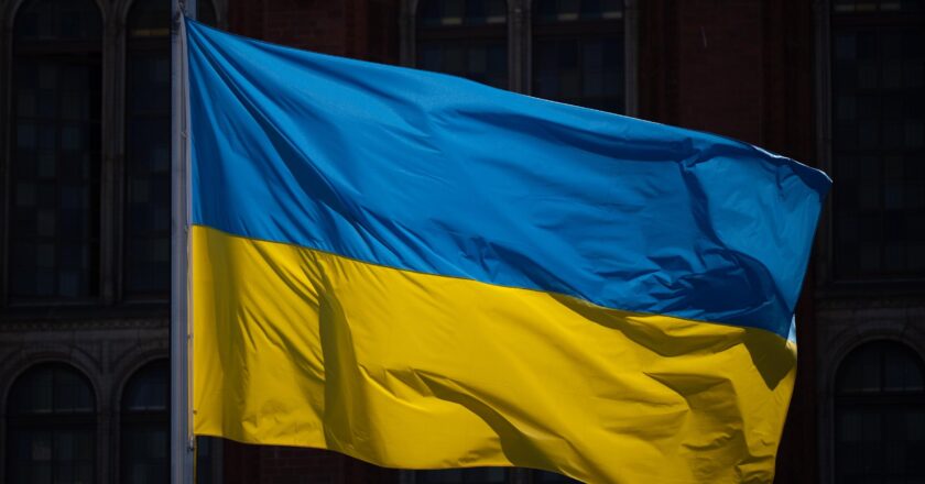 Eine Flagge der Ukraine weht im Wind.