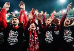 Fußballspieler des 1. FC Kaiserslautern feiern ausgelassen.