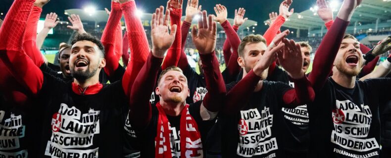 Fußballspieler des 1. FC Kaiserslautern feiern ausgelassen.