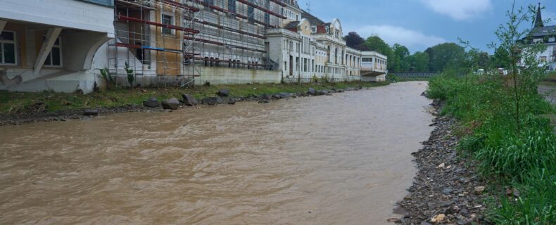 Die Ahr nahe dem Kurhaus führt leichtes Hochwasser.
